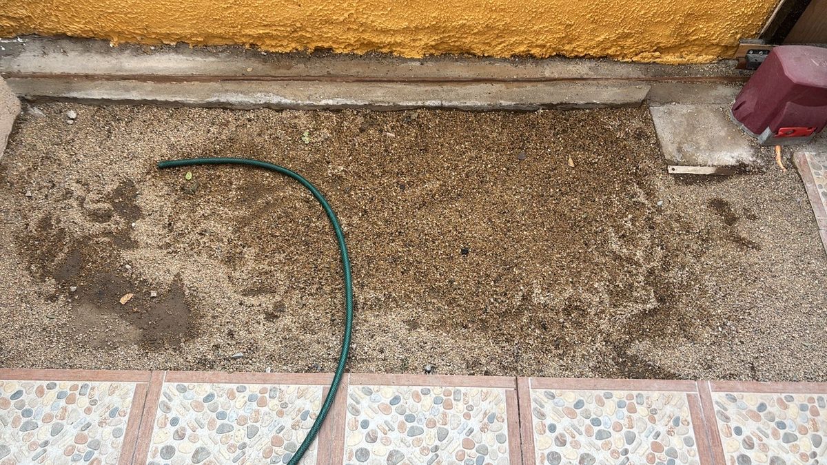 Antes: franja de tierra suelta junto al muro de una casa en La Chimba, Copiapó
